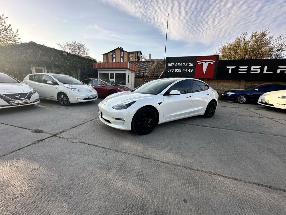 Продам tesla model 3