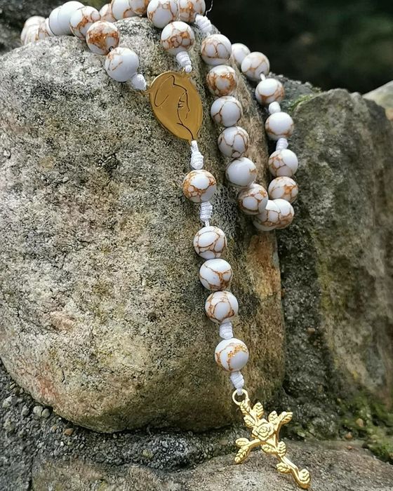 Różaniec święty kamienie naturalne howlit złoty stal nierdzewna