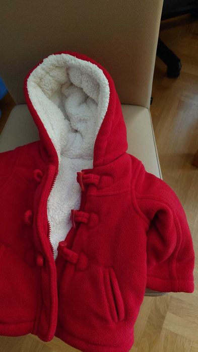 śliczna czerwona cieplutka kurtka, 3-6 miesięcy, do 8 kg