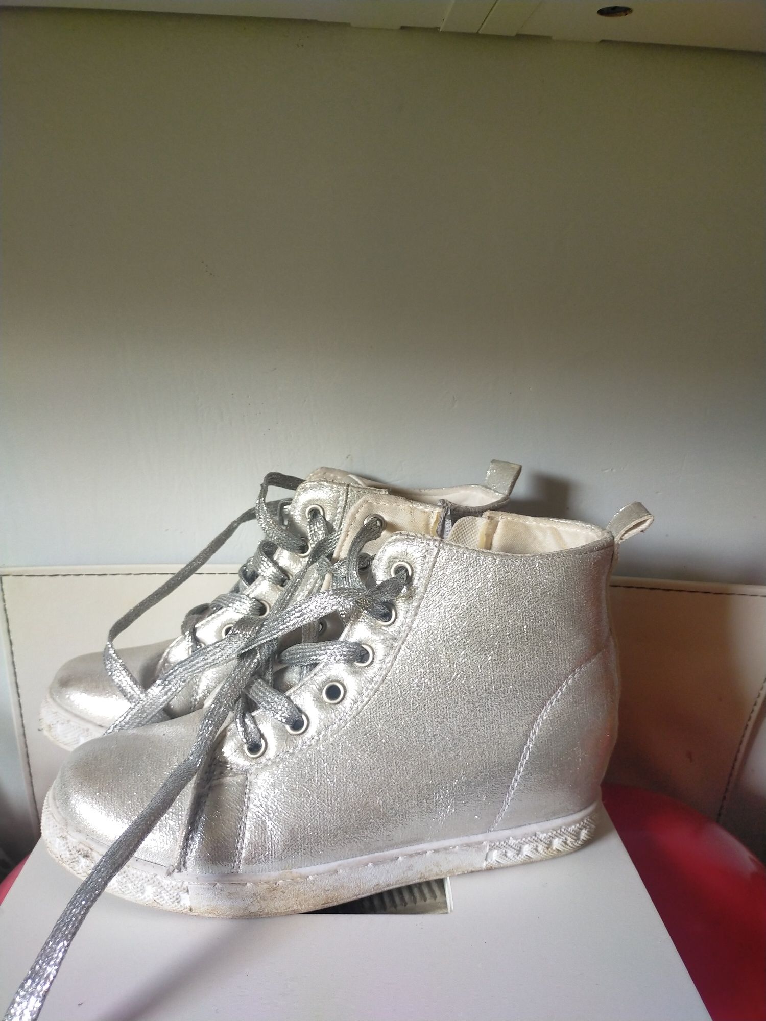 buty srebrne wysokie koturn