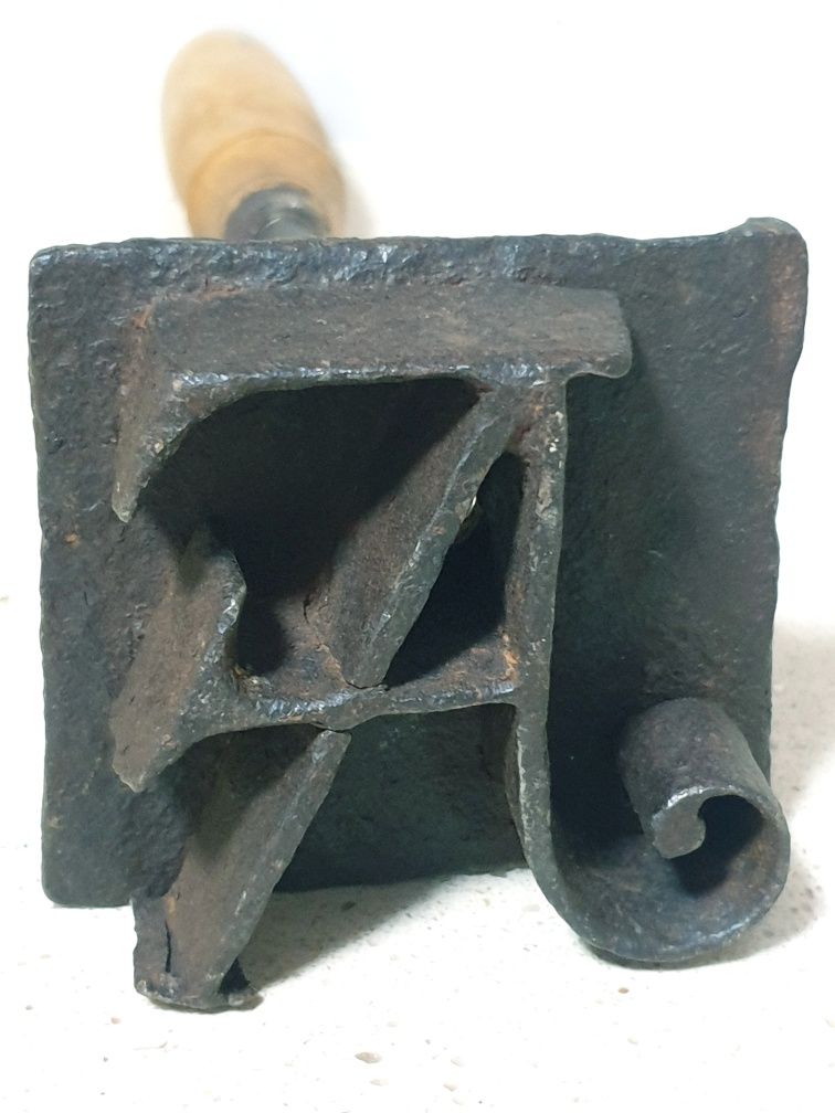 Antigo ferro de marcar gado com monogramas