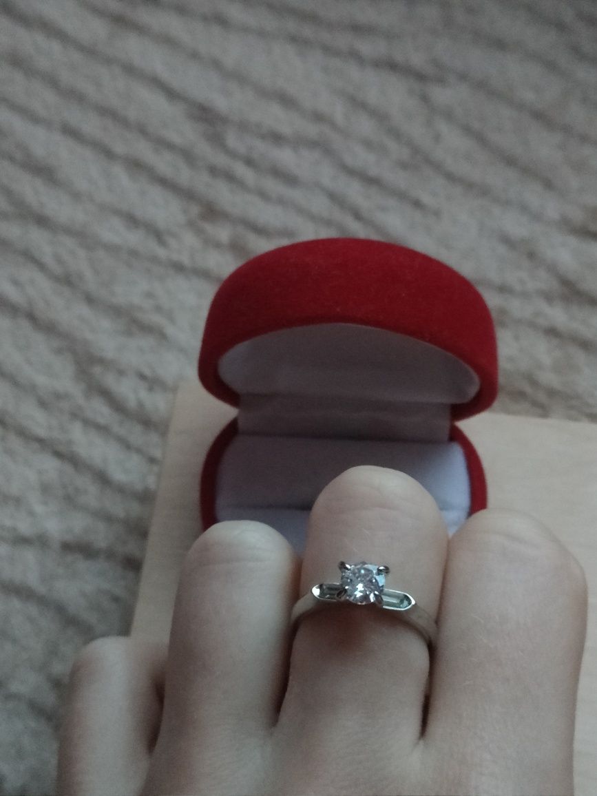 Śliczny pierścionek z cyrkoniami kolor srebrny silver colored ring