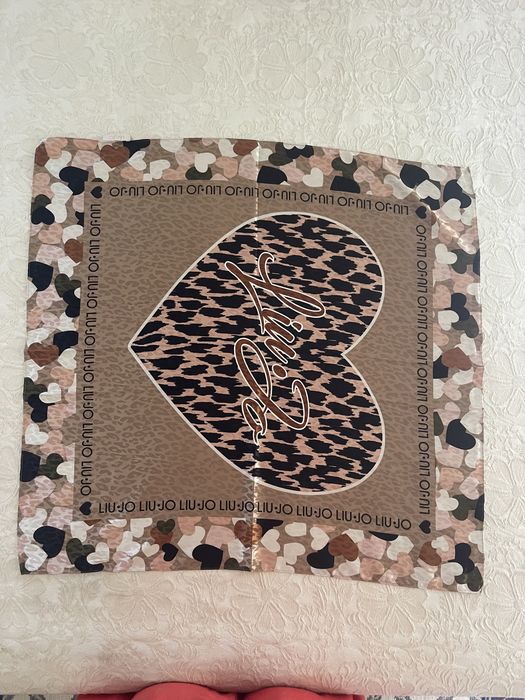 Vendo lenço/encharpe LIU-JO, completamente NOVO.