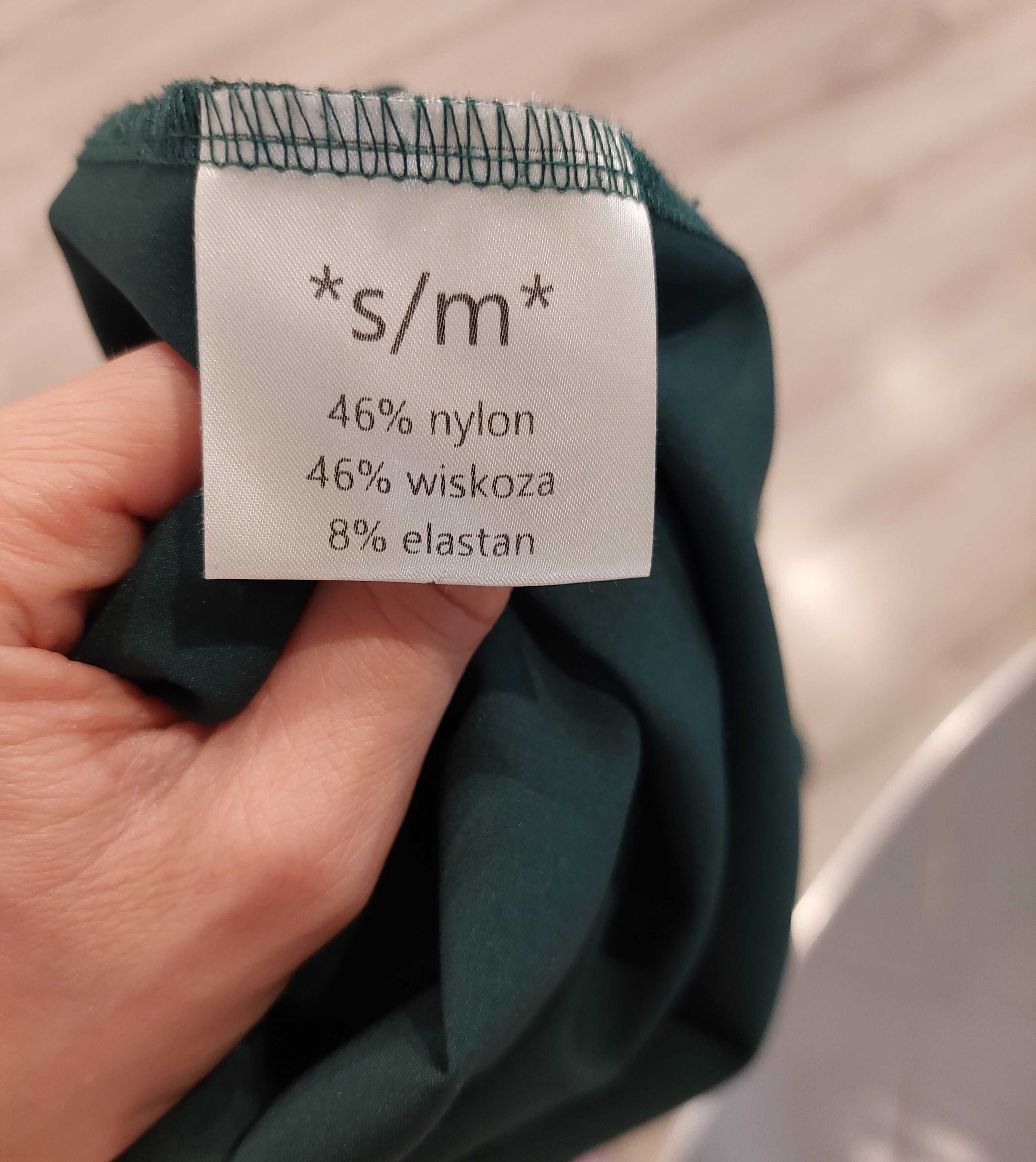 Sukienka z dekoltem typu halter powiększająca optycznie biust zielona
