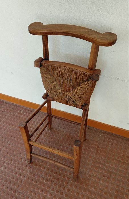 Cadeira em castanho
