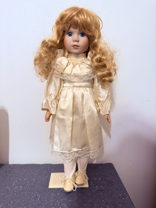 Numerowana lalka porcelanowa