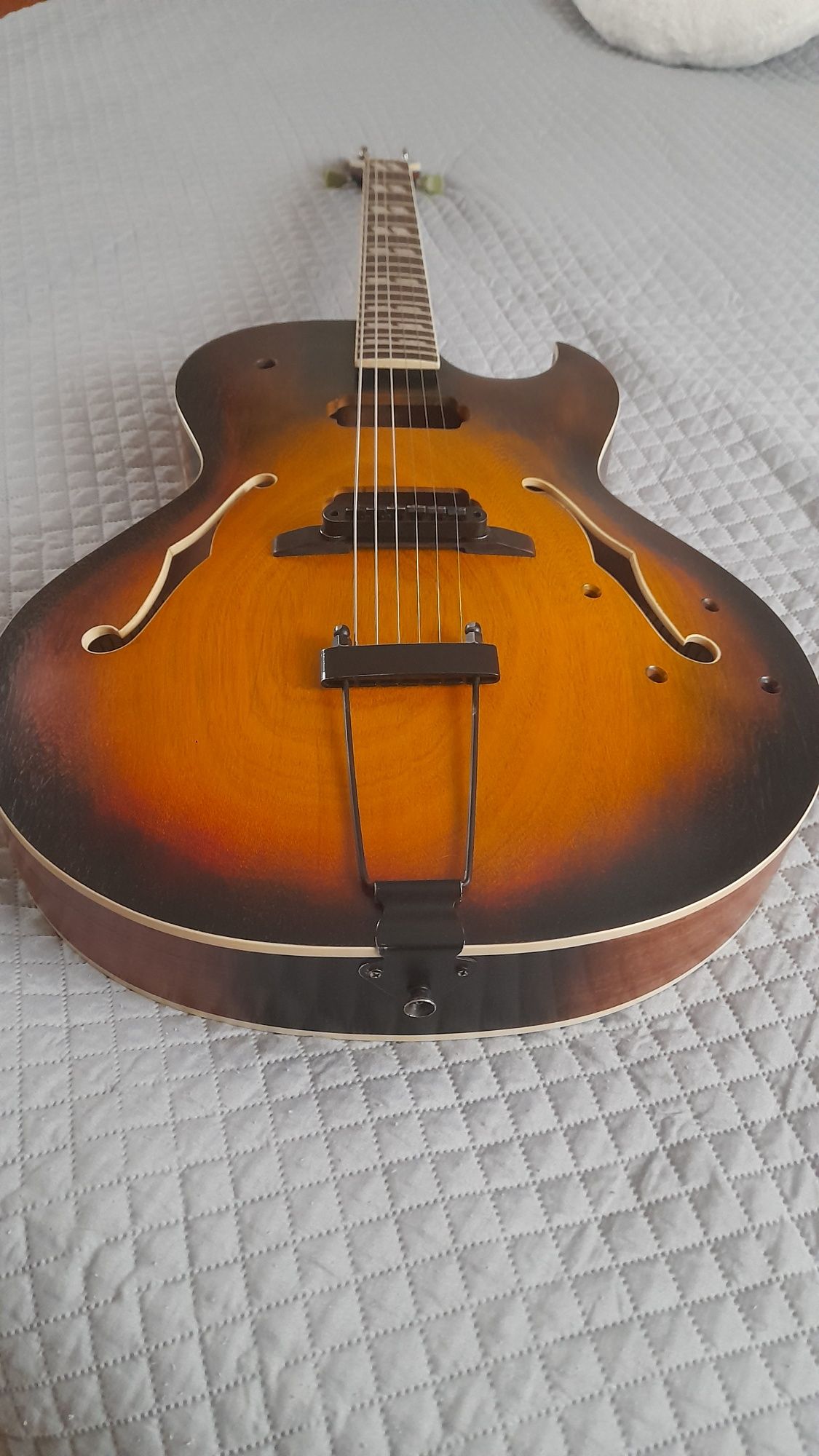 Gitara archtop Vintage-Box