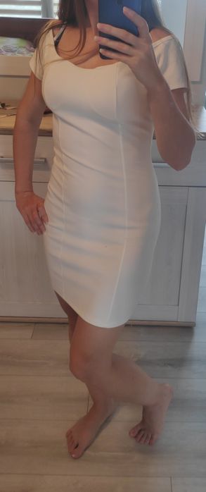 Sukienka pronto moda biala z odkrytymi ramionami na cienkich ramiączka