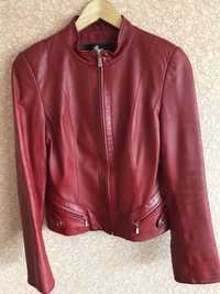 Женская красная кожаная куртка размер S небольшой М