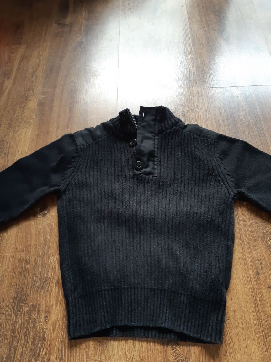 Czarny sweter chlopiecy z pagonami 104-110