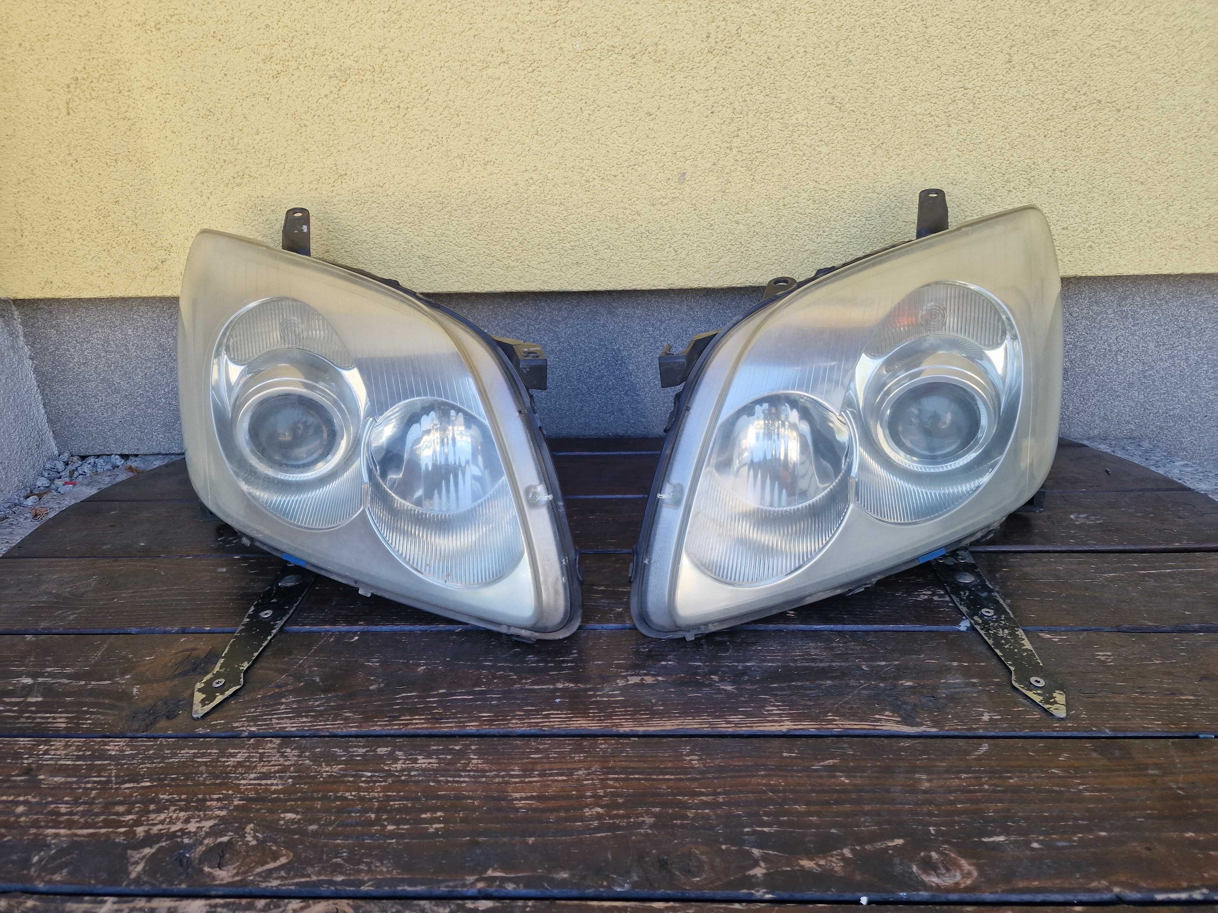Toyota Avensis T25 2004r lampa lampy reflektory przód  xenon oryginal