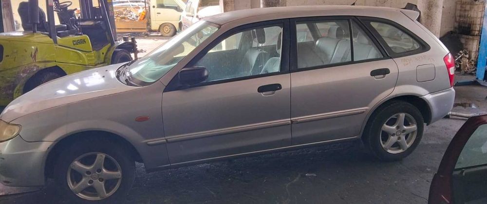 Mazda 323F para peças
