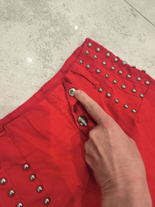 Czerwone spodnie damskie z dzettami