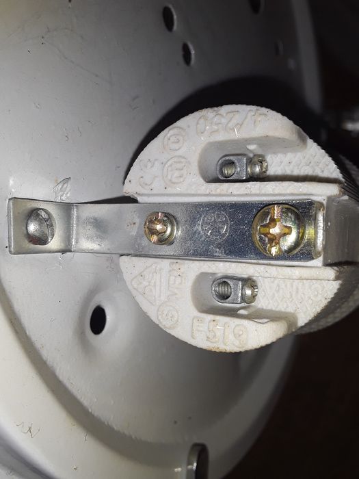 Лампа настінньо-стельова на пружинному кріпленні нова.Обмін.