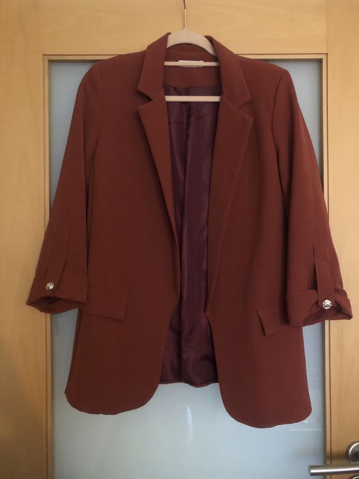 Blazer cor telha com botoes dourados