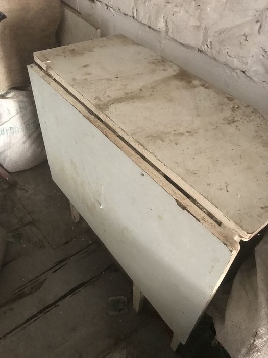 Стіл-книжка, полка