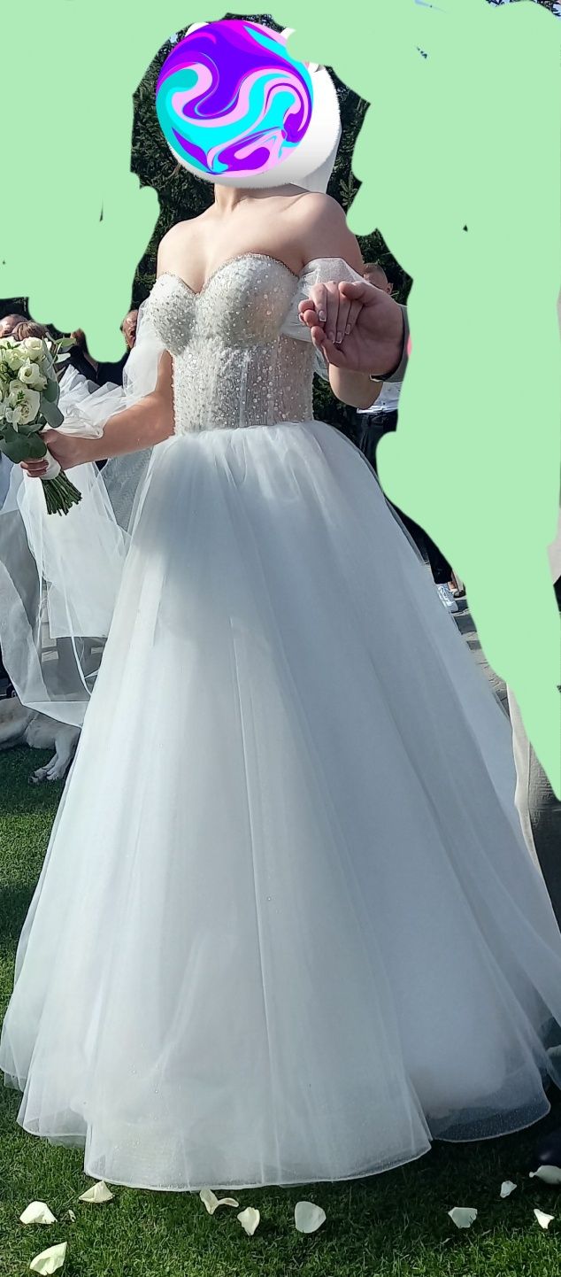 Весільня сукня       .