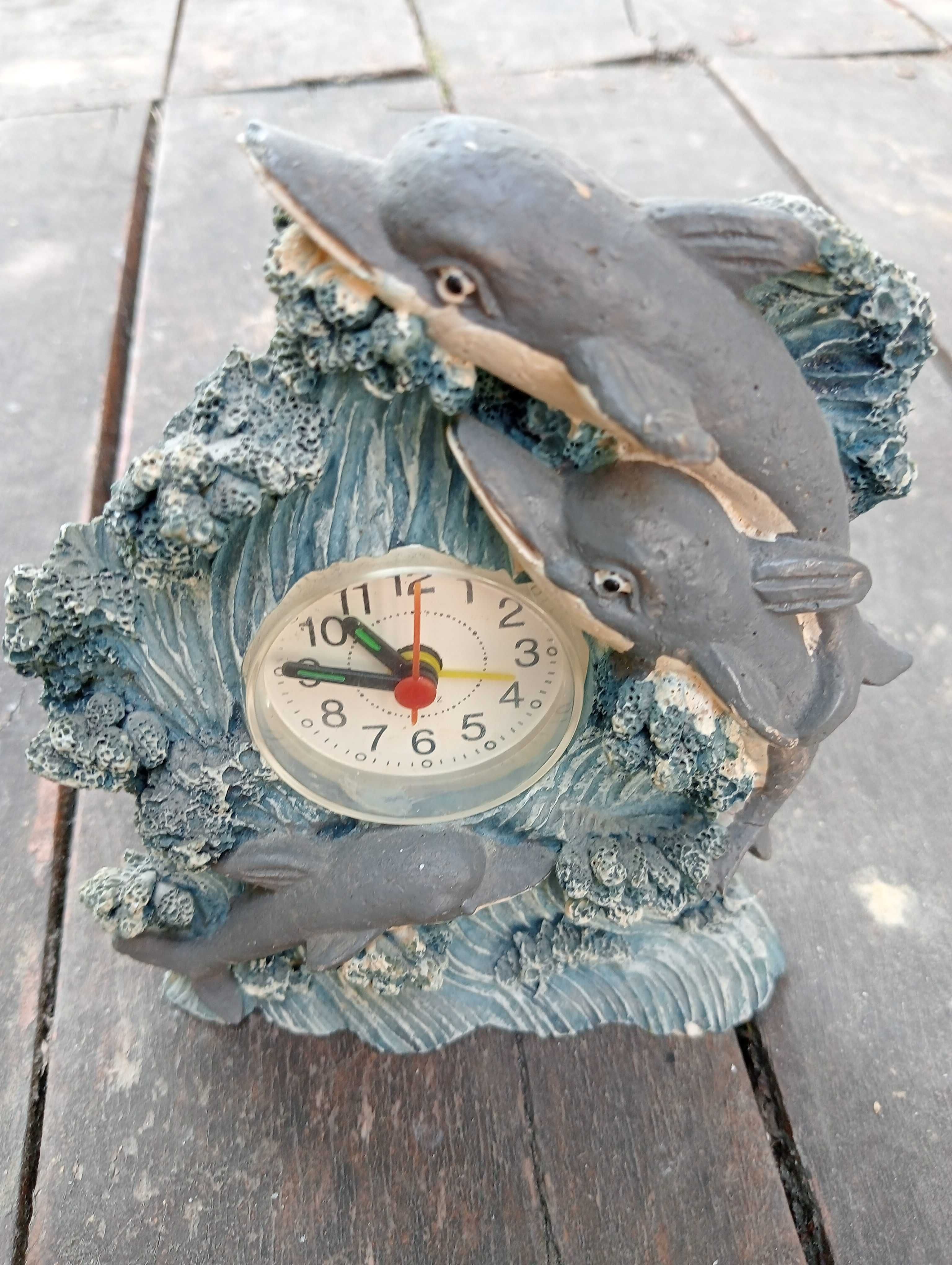 Zegarek stojący z delfinami