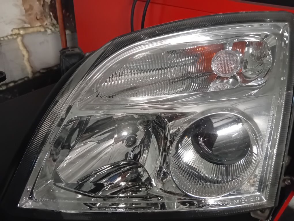 Lampy przednie xenox Vectra C 2.2 16v 2002