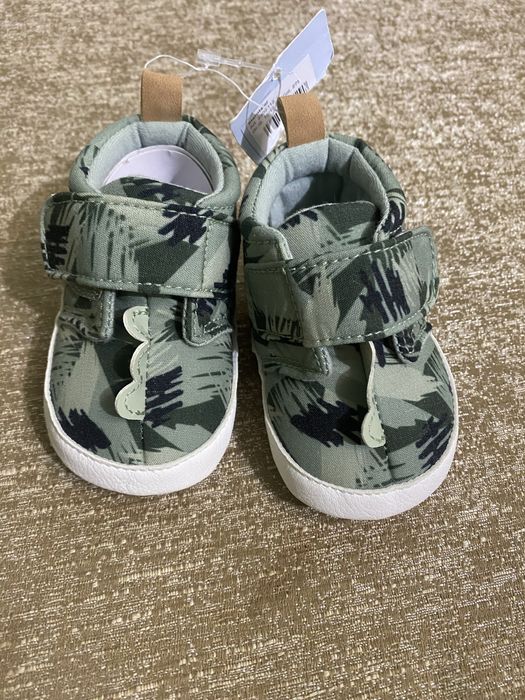 Нові дитячі кросівки