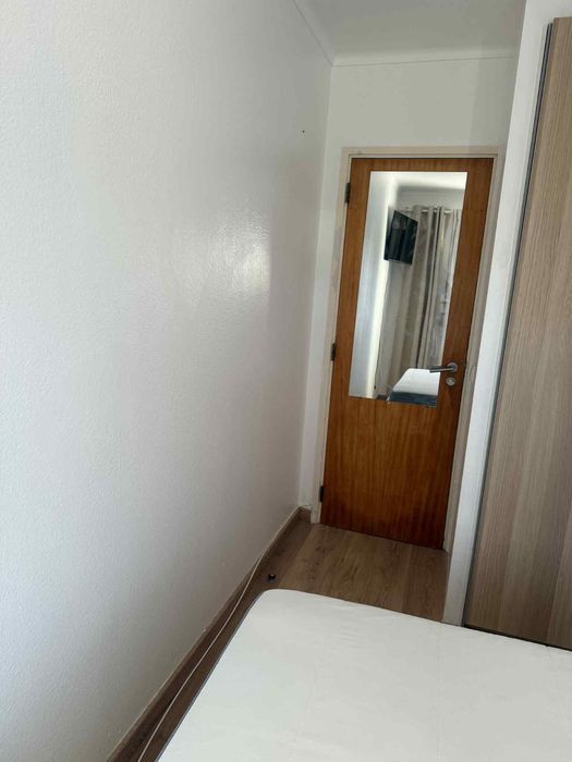Alugo quarto remodelado e com tv
