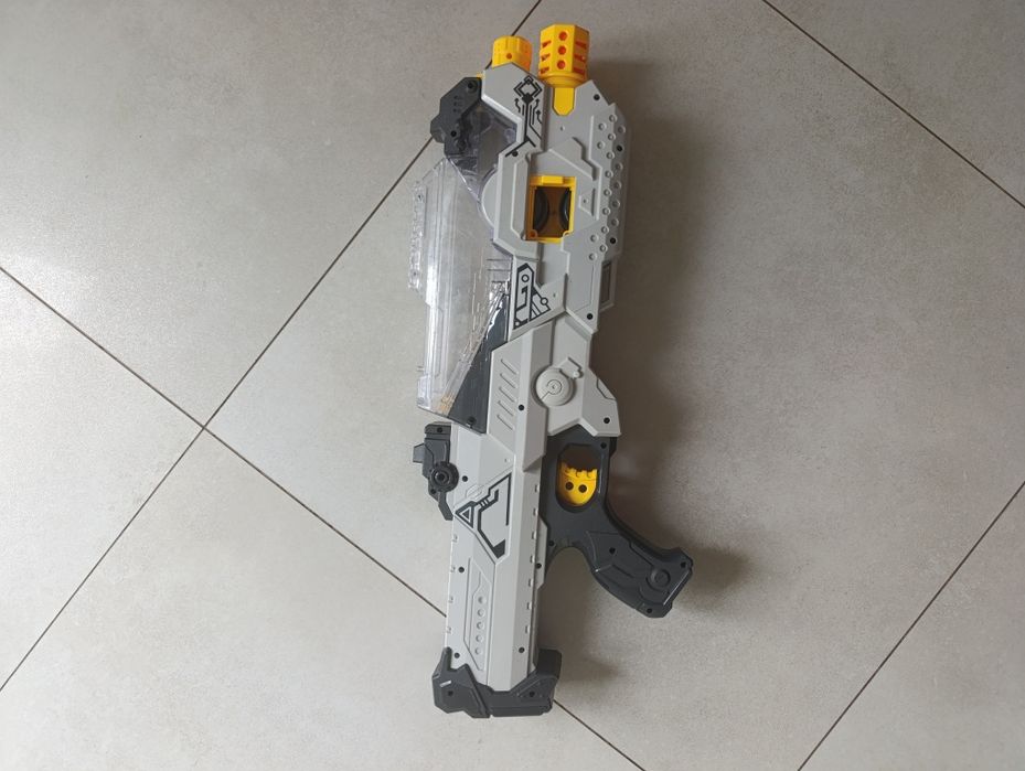 Pistolet na kulki karabin maszynowy dźwięk