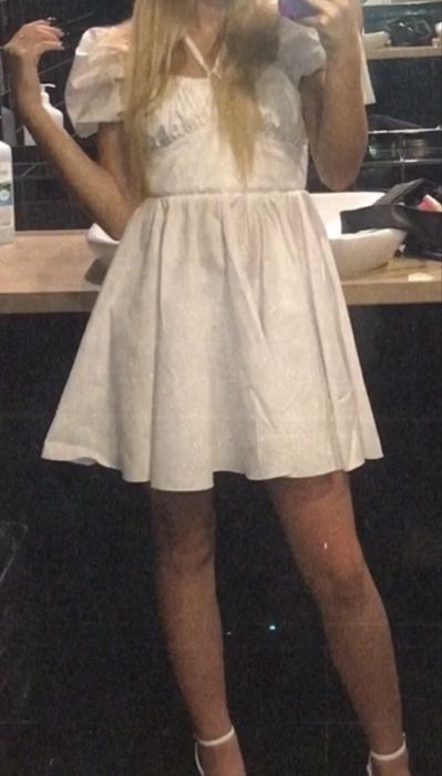 Біла літня сукня з відкритими плечима