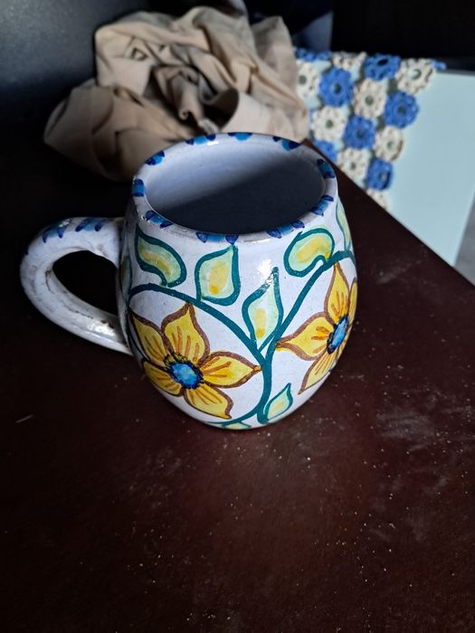 Caneca em barro pintada a mao