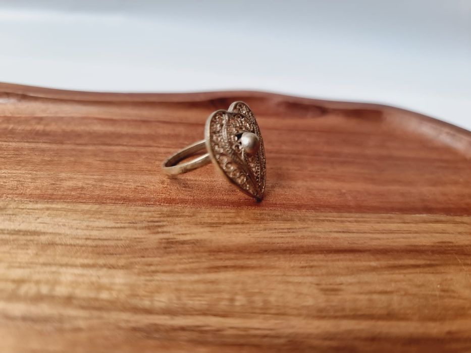 Stary filigranowy pierścionek w kształcie serca