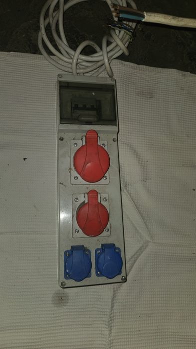 przemysłowa rozdzielnica elektryczna z gniazdami CEE