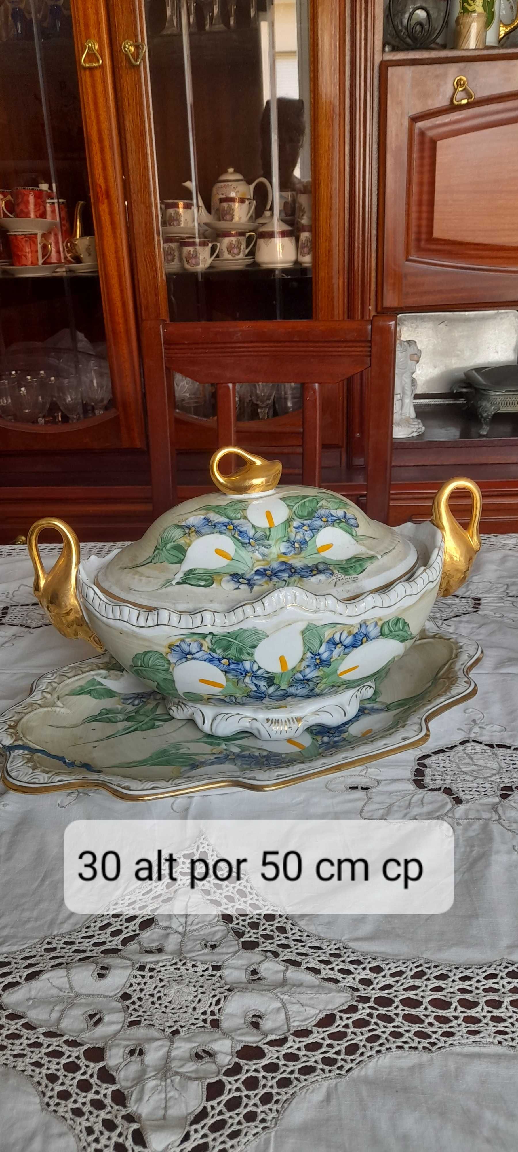 Conjunto terrina e castiçais com velas, como centro de mesa.