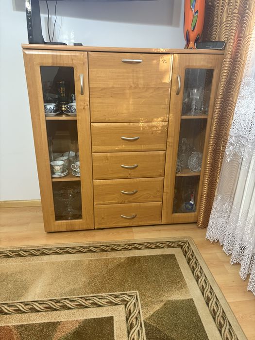 Zestaw mebli stan idealny. Stół z krzeslami , szafa i komoda .
