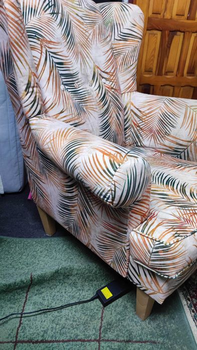 Puszman fotel uszak nadruk welurowy palmy liście beżowy kolorowy