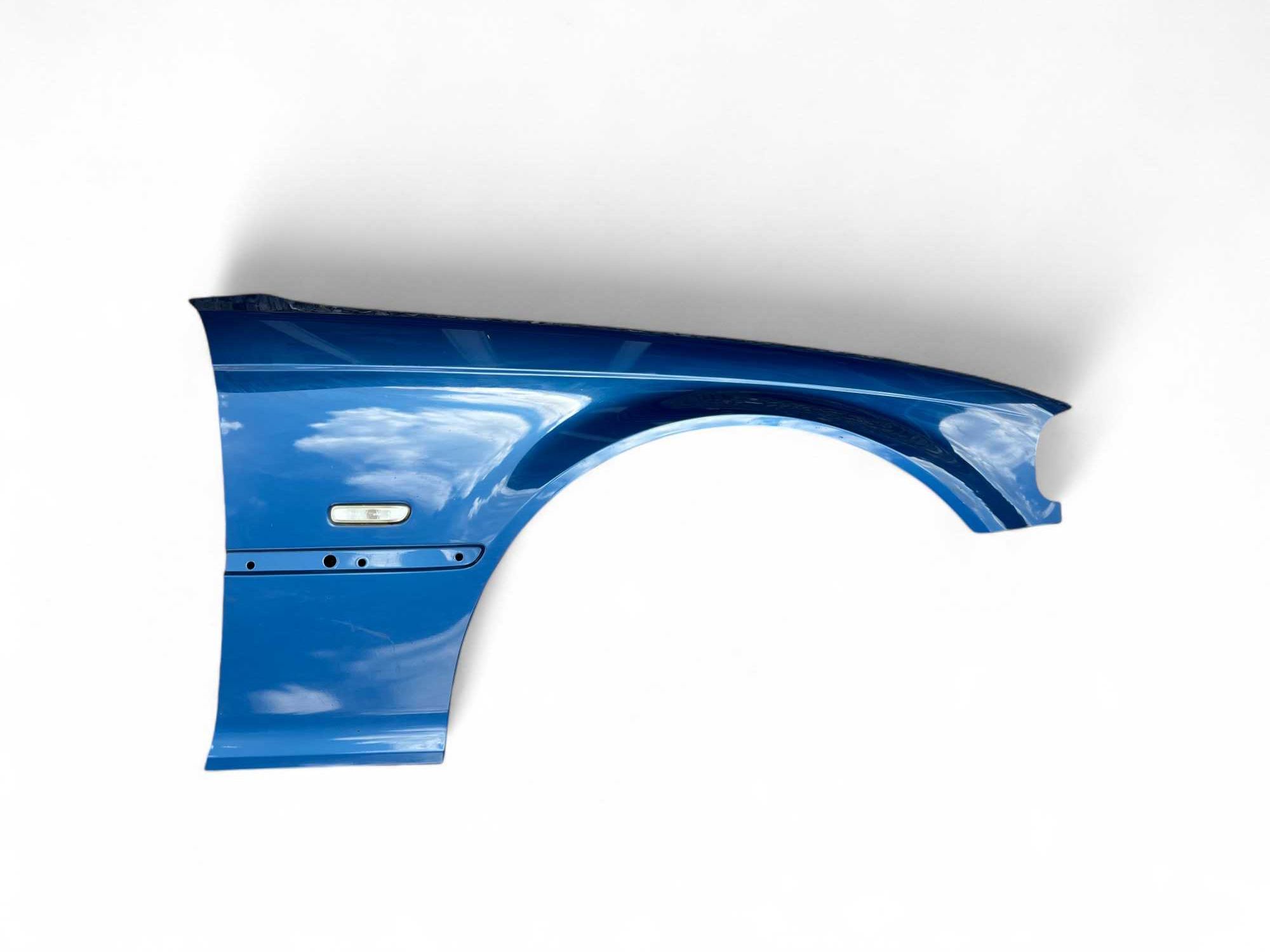 Blotnik prawy przod przedni BMW E46 COUPE CABRIO topasblau przedlift