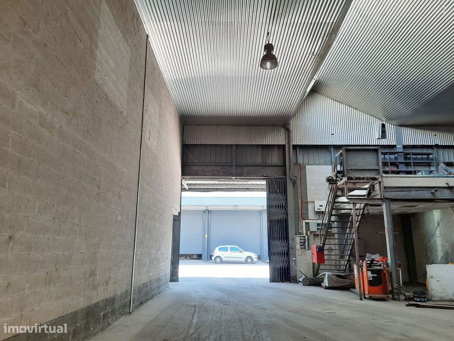 Armazém Venda Palmela | 1.050 m2 | Brejos de Carreteiros