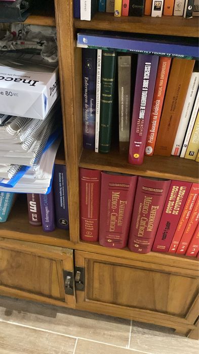 Estante de Livros impecável