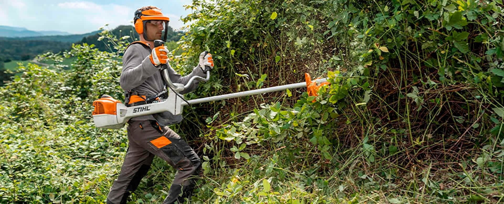 Limpeza de terrenos com roçadora e trator