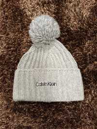 Gorro cinzento, Calvin Klein