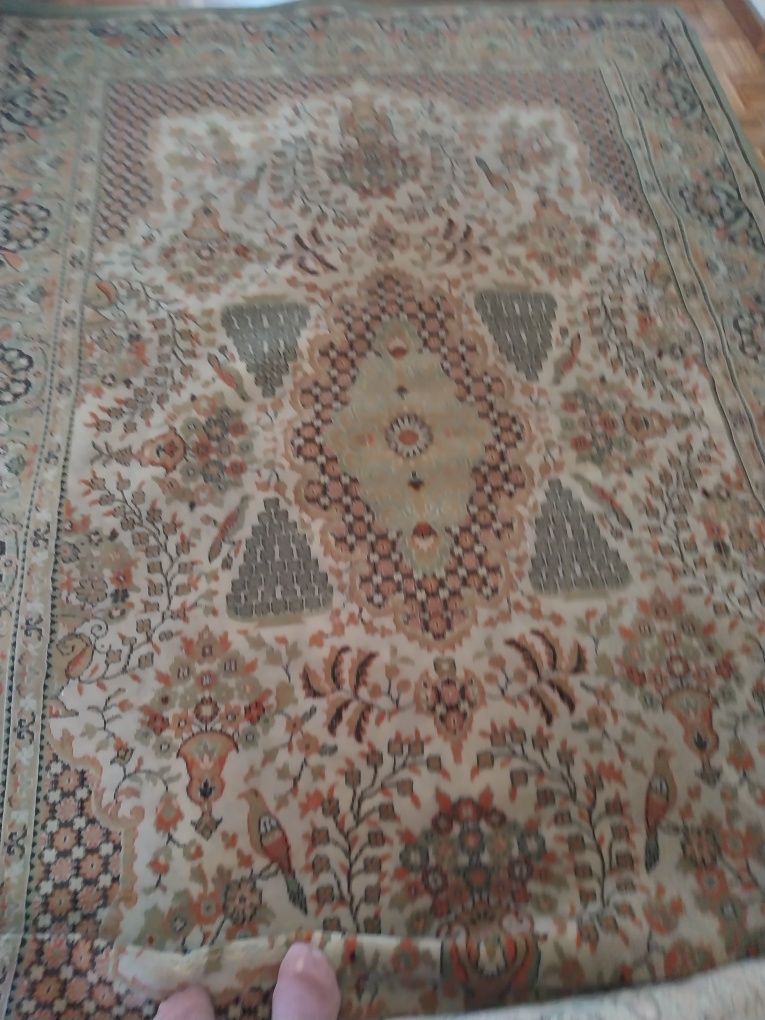 Carpetes para sala de jantar e sala de estar.