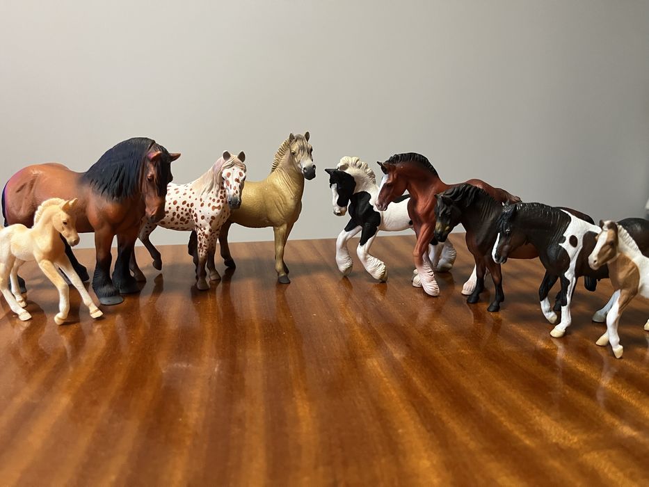 OPIS/ Figurki koni collecta