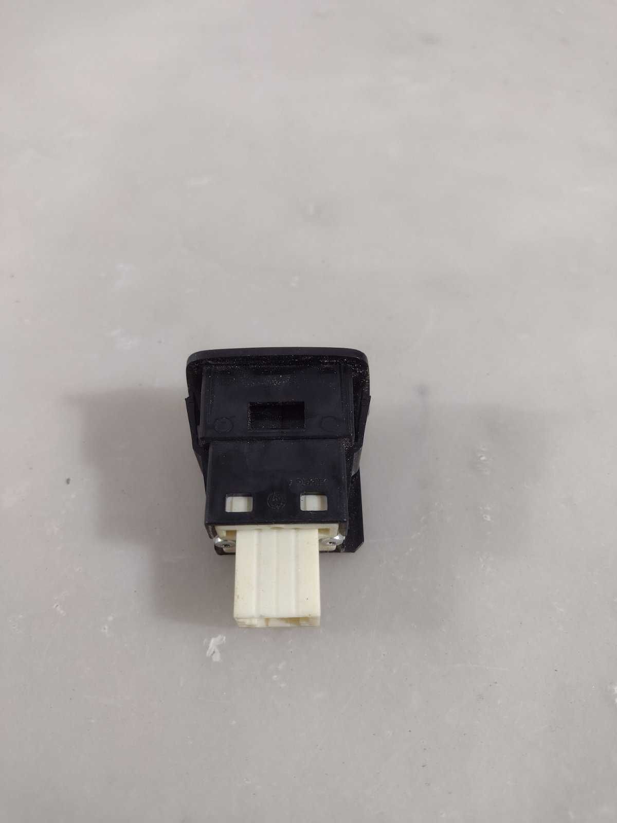 Mazda 3 14-18 Кнопка открывания крышки багажника салон / Мазда 3