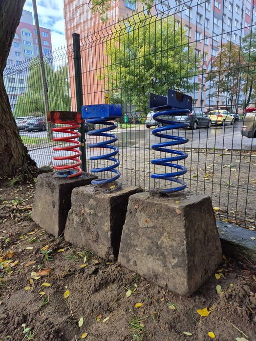 Trzy sprężyny do bujaków ogrodowych