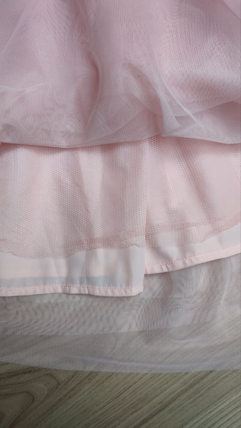krótka tiulowa spódnica w kolorze różowym