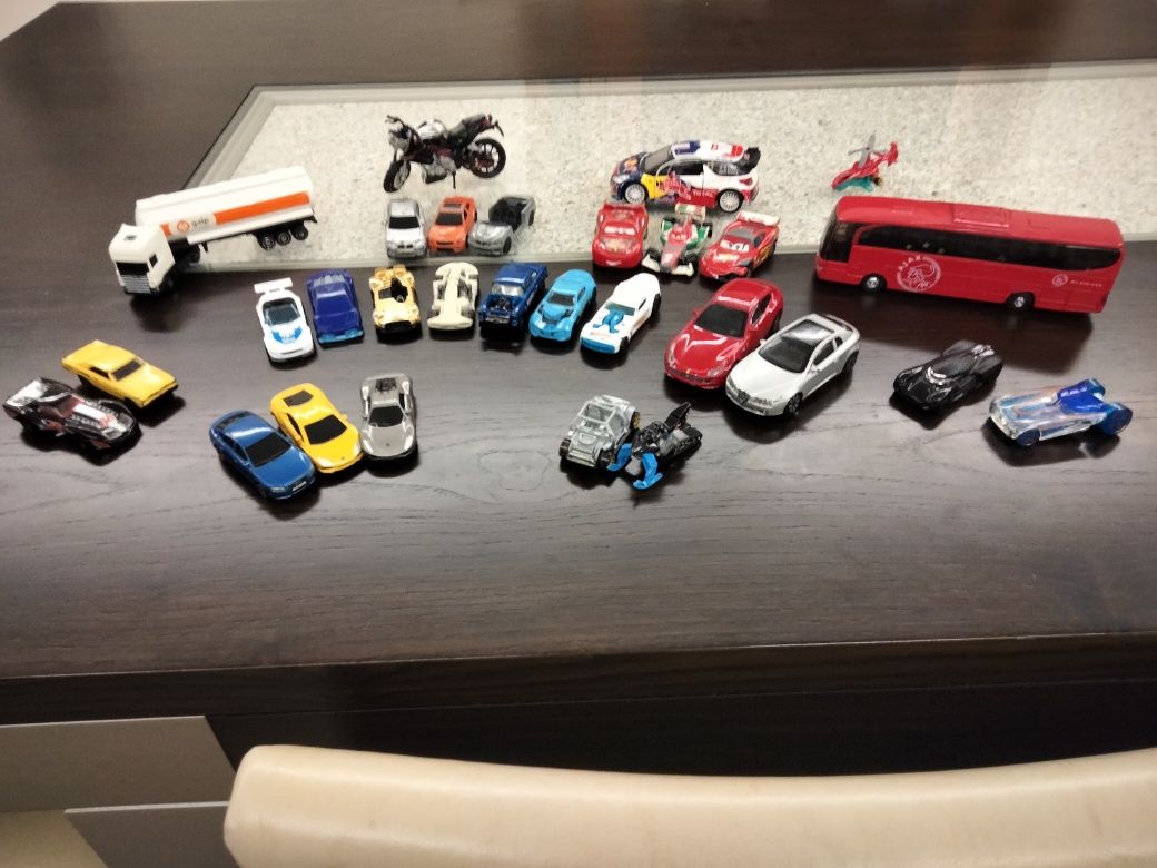 Vários carros de brincar "Hotwheels" e marcas de carros da vida real
