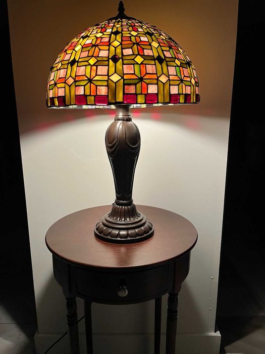 Вітражна настільна лампа.