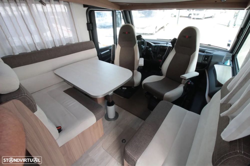 Autocaravana com cama central e A/C