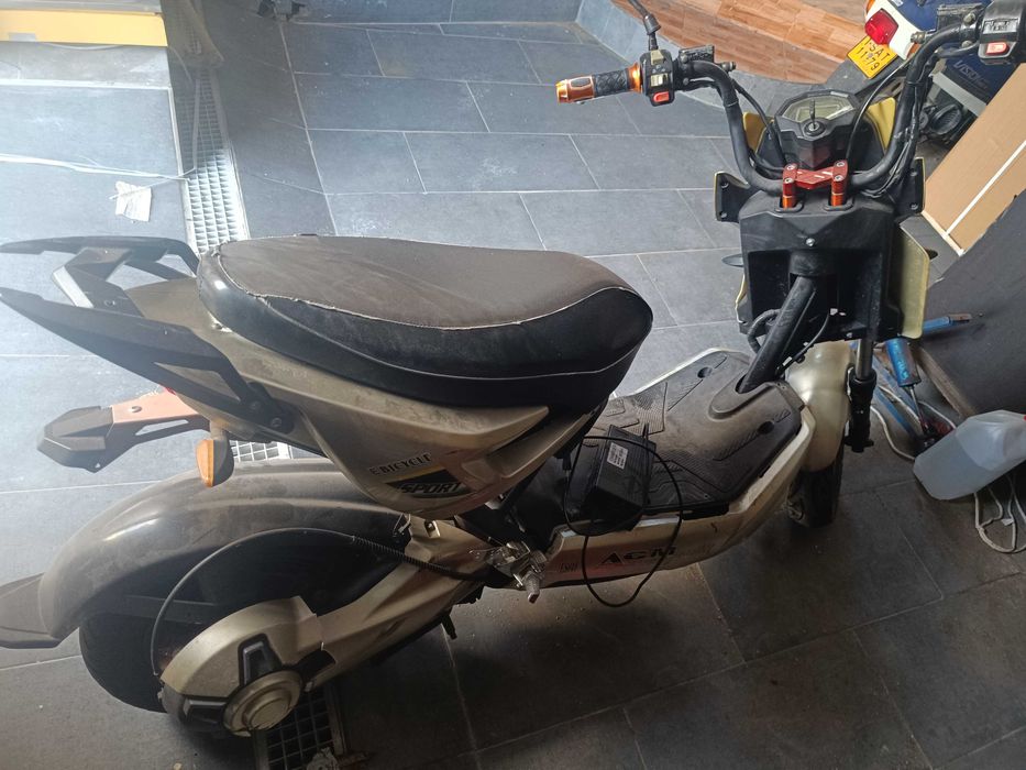Vendo moto elétrica, a funcionar com carregador