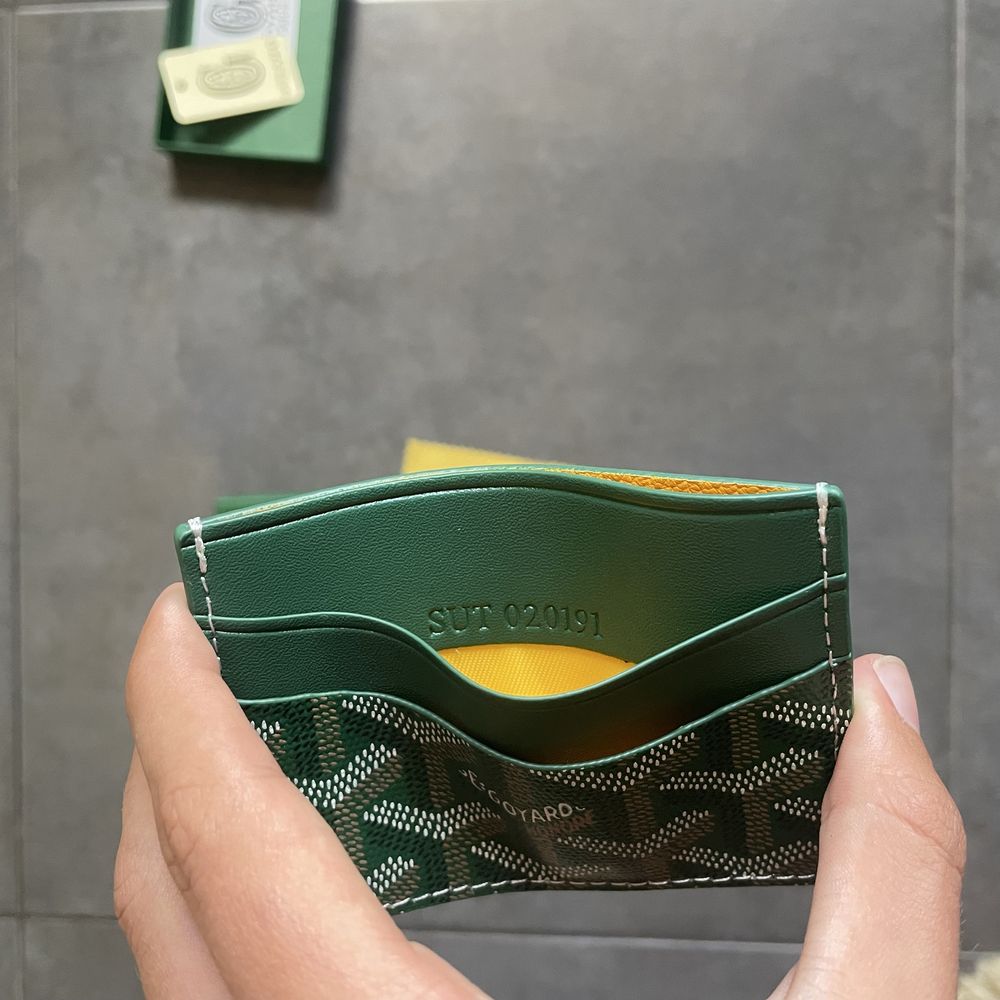 Goyard card holder em verde escuro