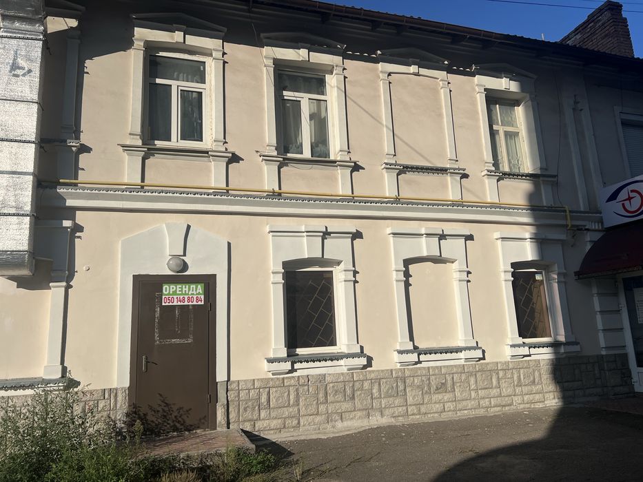 Оренда. Фасад. Центр. Приміщення, 1-й пов, 27 м.кв.