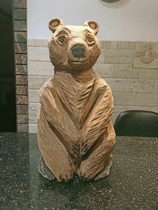 Drewniana rzeźba niedźwiedź